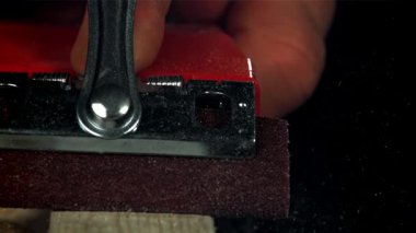 Bir marangoz ahşap bir kalas kumlar. 1000 fps 'de yüksek hızlı bir kamerayla çekildi. Yüksek kaliteli FullHD görüntüler