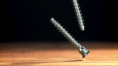 Kendi kendine dokunan vidalar ahşap bir masaya düşer. 1000 fps 'de yüksek hızlı bir kamerayla çekildi. Yüksek kaliteli FullHD görüntüler