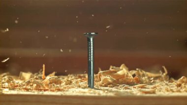 Marangozların masasına ahşap talaşı düşüyor. 1000 fps 'de yüksek hızlı bir kamerayla çekildi. Yüksek kaliteli FullHD görüntüler