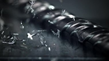 Metal talaşları iş yüzeyine düşer. 1000 fps 'de yüksek hızlı bir kamerayla çekildi. Yüksek kaliteli FullHD görüntüler