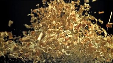 Talaş yukarı aşağı uçuyor. 1000 fps 'de yüksek hızlı bir kamerayla çekildi. Yüksek kaliteli FullHD görüntüler