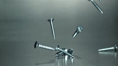 Kendini beceren vidalar metal bir masaya düşer. 1000 fps 'de yüksek hızlı bir kamerayla çekildi. Yüksek kaliteli FullHD görüntüler
