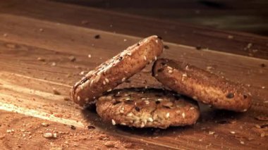 Yulaf ezmeli kurabiyeler tahtaya düşer. 1000 fps 'de yüksek hızlı bir kamerayla çekildi. Yüksek kaliteli FullHD görüntüler