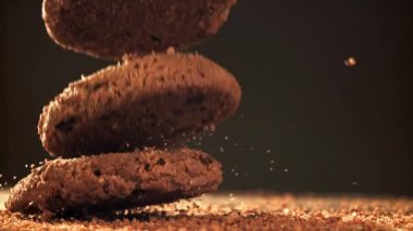 Yulaf ezmeli kurabiyeler tahtaya düşer. 1000 fps 'de yüksek hızlı bir kamerayla çekildi. Yüksek kaliteli FullHD görüntüler