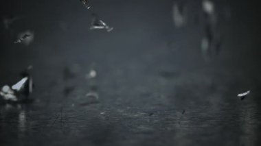 Metal talaşları iş yüzeyine düşer. 1000 fps 'de yüksek hızlı bir kamerayla çekildi. Yüksek kaliteli FullHD görüntüler