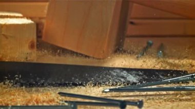 Marangozların üzerine el testeresi düştü. 1000 fps 'de yüksek hızlı bir kamerayla çekildi. Yüksek kaliteli FullHD görüntüler
