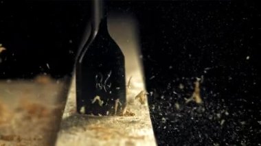 Bir marangoz ahşap bir üründe delik açar. 1000 fps 'de yüksek hızlı bir kamerayla çekildi. Yüksek kaliteli FullHD görüntüler
