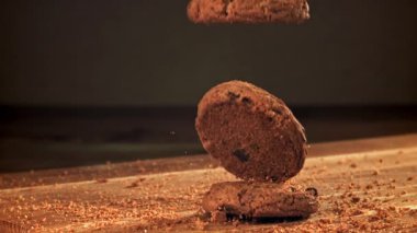 Yulaf ezmeli kurabiyeler tahtaya düşer. 1000 fps 'de yüksek hızlı bir kamerayla çekildi. Yüksek kaliteli FullHD görüntüler