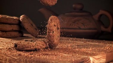 Yulaf ezmeli kurabiyeler tahtaya düşer. 1000 fps 'de yüksek hızlı bir kamerayla çekildi. Yüksek kaliteli FullHD görüntüler