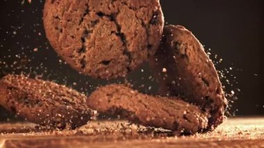 Yulaf ezmeli kurabiyeler tahtaya düşer. 1000 fps 'de yüksek hızlı bir kamerayla çekildi. Yüksek kaliteli FullHD görüntüler