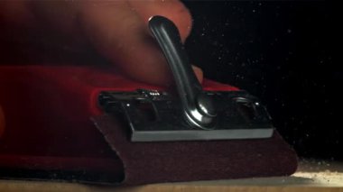 Bir marangoz ahşap bir kalas kumlar. 1000 fps 'de yüksek hızlı bir kamerayla çekildi. Yüksek kaliteli FullHD görüntüler