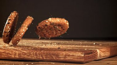 Yulaf ezmeli kurabiyeler tahtaya düşer. 1000 fps 'de yüksek hızlı bir kamerayla çekildi. Yüksek kaliteli FullHD görüntüler