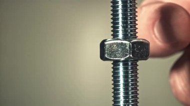 Fındık cıvata ipliğine dolanmış. 1000 fps 'de yüksek hızlı bir kamerayla çekildi. Yüksek kaliteli FullHD görüntüler