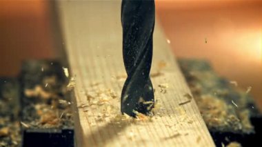 Atölyede tahta bir bloğu delmek. 1000 fps 'de yüksek hızlı bir kamerayla çekildi. Yüksek kaliteli FullHD görüntüler
