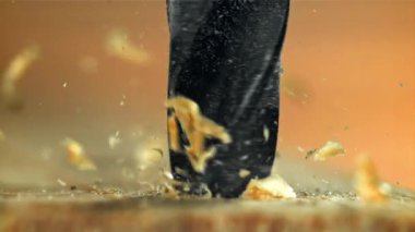 Usta tahtayı deliyor. Macro vuruldu. 1000 fps 'de yüksek hızlı bir kamerayla çekildi. Yüksek kaliteli FullHD görüntüler