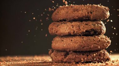 Ekmek kırıntıları kurabiyelerin üzerine düşer. 1000 fps 'de yüksek hızlı bir kamerayla çekildi. Yüksek kaliteli FullHD görüntüler