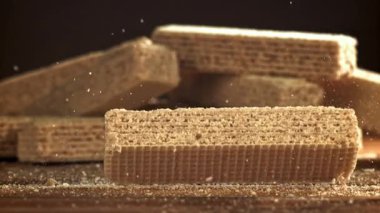 Waffle 'lar ahşap bir masaya düşer. 1000 fps 'de yüksek hızlı bir kamerayla çekildi. Yüksek kaliteli FullHD görüntüler