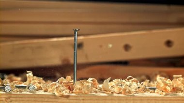 Marangoz tahtaya çivi çakıyor. 1000 fps 'de yüksek hızlı bir kamerayla çekildi. Yüksek kaliteli FullHD görüntüler