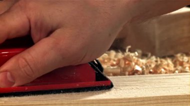Bir marangoz ahşap bir kalas kumlar. 1000 fps 'de yüksek hızlı bir kamerayla çekildi. Yüksek kaliteli FullHD görüntüler