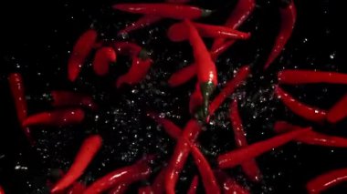Kırmızı biberler uçar ve düşer. 1000 fps 'de yüksek hızlı bir kamerayla çekildi. Yüksek kaliteli FullHD görüntüler