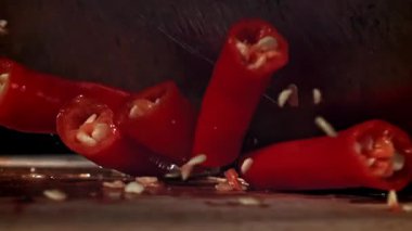 Kırmızı biber dilimliyorum. 1000 fps 'de yüksek hızlı bir kamerayla çekildi. Yüksek kaliteli FullHD görüntüler