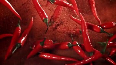 Kırmızı biberli kırmızı biber uçuyor. 1000 fps 'de yüksek hızlı bir kamerayla çekildi. Yüksek kaliteli FullHD görüntüler