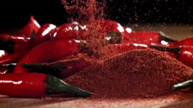 Zemin kırmızı biber masaya düşer. 1000 fps 'de yüksek hızlı bir kamerayla çekildi. Yüksek kaliteli FullHD görüntüler