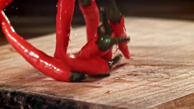 Kırmızı biberler masaya düşer. 1000 fps 'de yüksek hızlı bir kamerayla çekildi. Yüksek kaliteli FullHD görüntüler