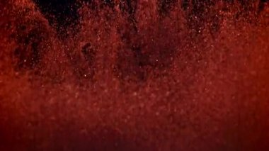Uçuşta kırmızı kırmızı biber. 1000 fps 'de yüksek hızlı bir kamerayla çekildi. Yüksek kaliteli FullHD görüntüler
