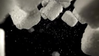 Şeker küpleri düşer. 1000 fps 'de yüksek hızlı bir kamerayla çekildi. Yüksek kaliteli FullHD görüntüler