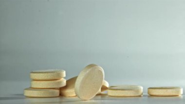 Masanın üzerinde bir aspirin tableti. 1000 fps 'de yüksek hızlı bir kamerayla çekildi. Yüksek kaliteli FullHD görüntüler
