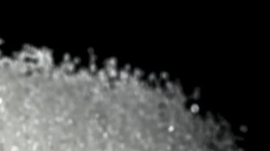 Şeker yukarı aşağı uçar. 1000 fps 'de yüksek hızlı bir kamerayla çekildi. Yüksek kaliteli FullHD görüntüler