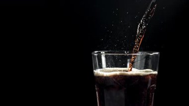 Kola bardağa dökülür. 1000 fps 'de yüksek hızlı bir kamerayla çekildi. Yüksek kaliteli FullHD görüntüler