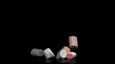 Şekerlemeler masaya düşer. 1000 fps 'de yüksek hızlı bir kamerayla çekildi. Yüksek kaliteli FullHD görüntüler