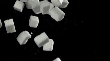 Düşen küp şekerler. 1000 fps 'de yüksek hızlı bir kamerayla çekildi. Yüksek kaliteli FullHD görüntüler
