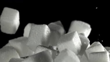 Şeker küpleri yukarı aşağı uçar. 1000 fps 'de yüksek hızlı bir kamerayla çekildi. Yüksek kaliteli FullHD görüntüler