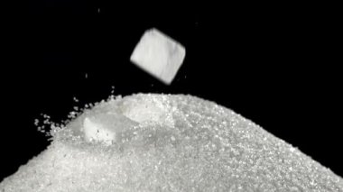 Şeker küpleri şeker yığınına düşer. 1000 fps 'de yüksek hızlı bir kamerayla çekildi. Yüksek kaliteli FullHD görüntüler