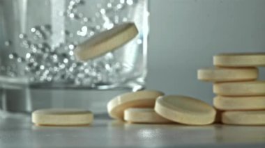 Masanın üzerinde bir aspirin tableti. 1000 fps 'de yüksek hızlı bir kamerayla çekildi. Yüksek kaliteli FullHD görüntüler