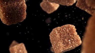 Çubuk şeker küpleri düşer. 1000 fps 'de yüksek hızlı bir kamerayla çekildi. Yüksek kaliteli FullHD görüntüler