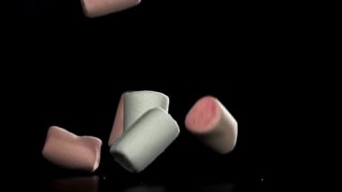 Şekerlemeler masaya düşer. 1000 fps 'de yüksek hızlı bir kamerayla çekildi. Yüksek kaliteli FullHD görüntüler