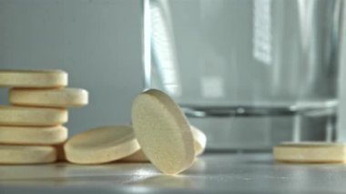 Masanın üzerinde bir aspirin tableti. 1000 fps 'de yüksek hızlı bir kamerayla çekildi. Yüksek kaliteli FullHD görüntüler