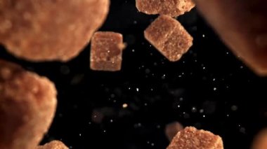 Çubuk şeker küpleri düşer. 1000 fps 'de yüksek hızlı bir kamerayla çekildi. Yüksek kaliteli FullHD görüntüler