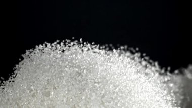 Şeker yukarı aşağı uçar. 1000 fps 'de yüksek hızlı bir kamerayla çekildi. Yüksek kaliteli FullHD görüntüler