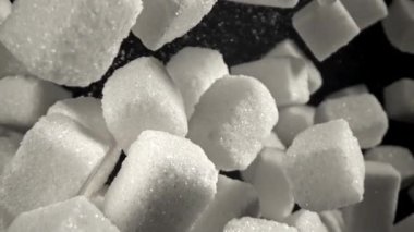Şeker küpleri yukarı aşağı uçar. 1000 fps 'de yüksek hızlı bir kamerayla çekildi. Yüksek kaliteli FullHD görüntüler