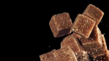 Çubuk şeker küpleri uçar ve düşer. 1000 fps 'de yüksek hızlı bir kamerayla çekildi. Yüksek kaliteli FullHD görüntüler