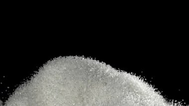 Şeker yukarı aşağı uçar. 1000 fps 'de yüksek hızlı bir kamerayla çekildi. Yüksek kaliteli FullHD görüntüler