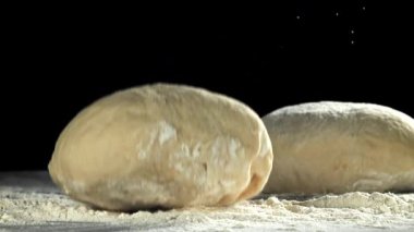 Hamur masaya düşer. 1000 fps 'de yüksek hızlı bir kamerayla çekildi. Yüksek kaliteli FullHD görüntüler