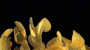 Patates cipsi uçar ve düşer. 1000 fps 'de yüksek hızlı bir kamerayla çekildi. Yüksek kaliteli FullHD görüntüler