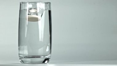 Bir aspirin tableti bir bardak suya düşer. 1000 fps 'de yüksek hızlı bir kamerayla çekildi. Yüksek kaliteli FullHD görüntüler