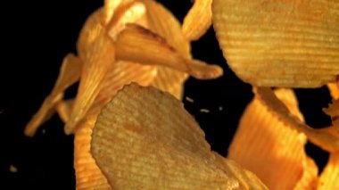 Patates cipsi uçar ve düşer. 1000 fps 'de yüksek hızlı bir kamerayla çekildi. Yüksek kaliteli FullHD görüntüler